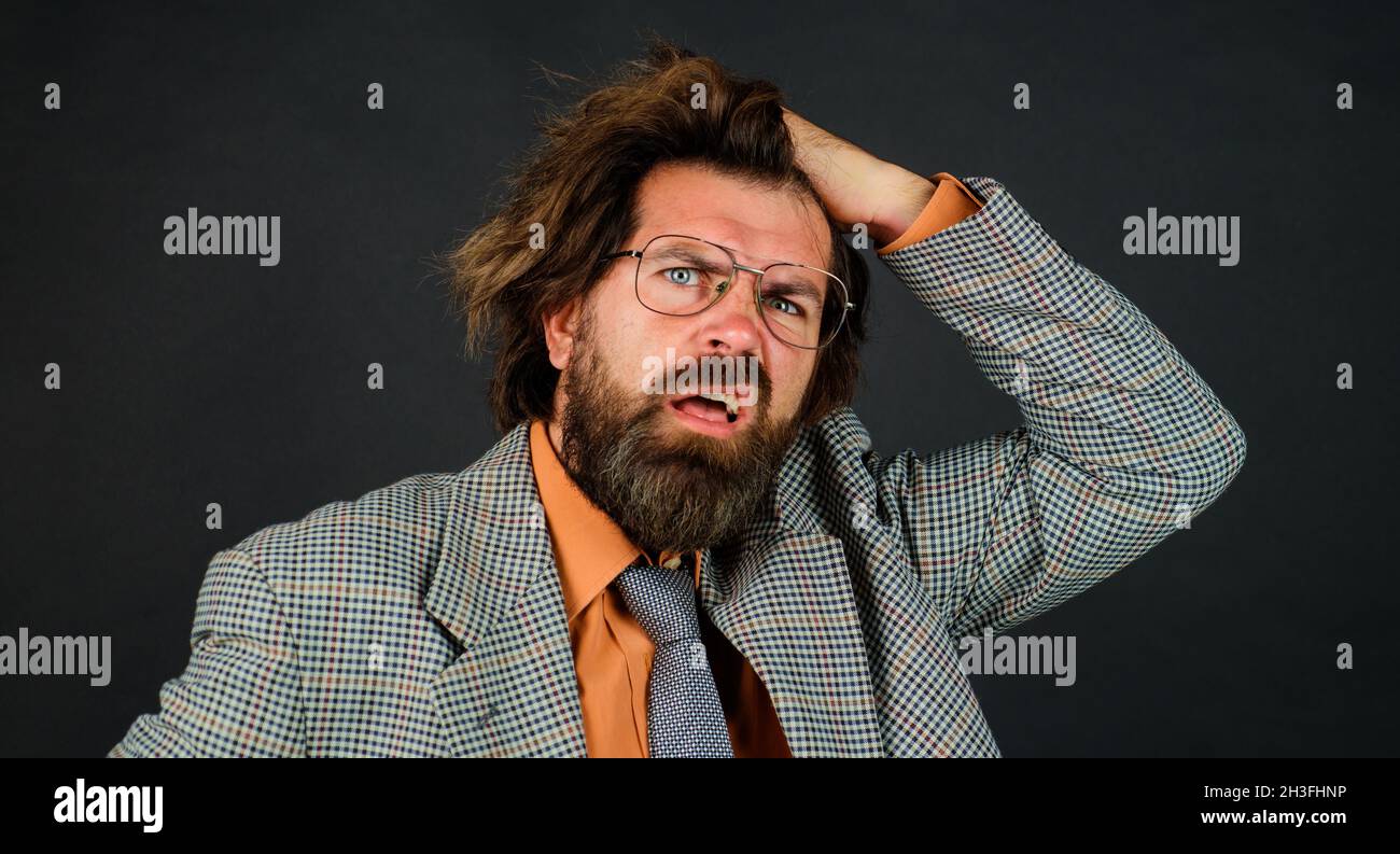 Verwirrt männlichen Lehrer in Brille. Bärtiger Geschäftsmann im Anzug. Schule, Bildung und Geschäftskonzept Stockfoto