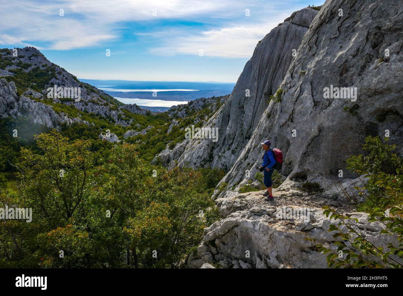 Einsame Frau in der Karstlandschaft der Kalkberge, Velebit-Berge, Dinarischen Alpen, Kroatien Stockfoto