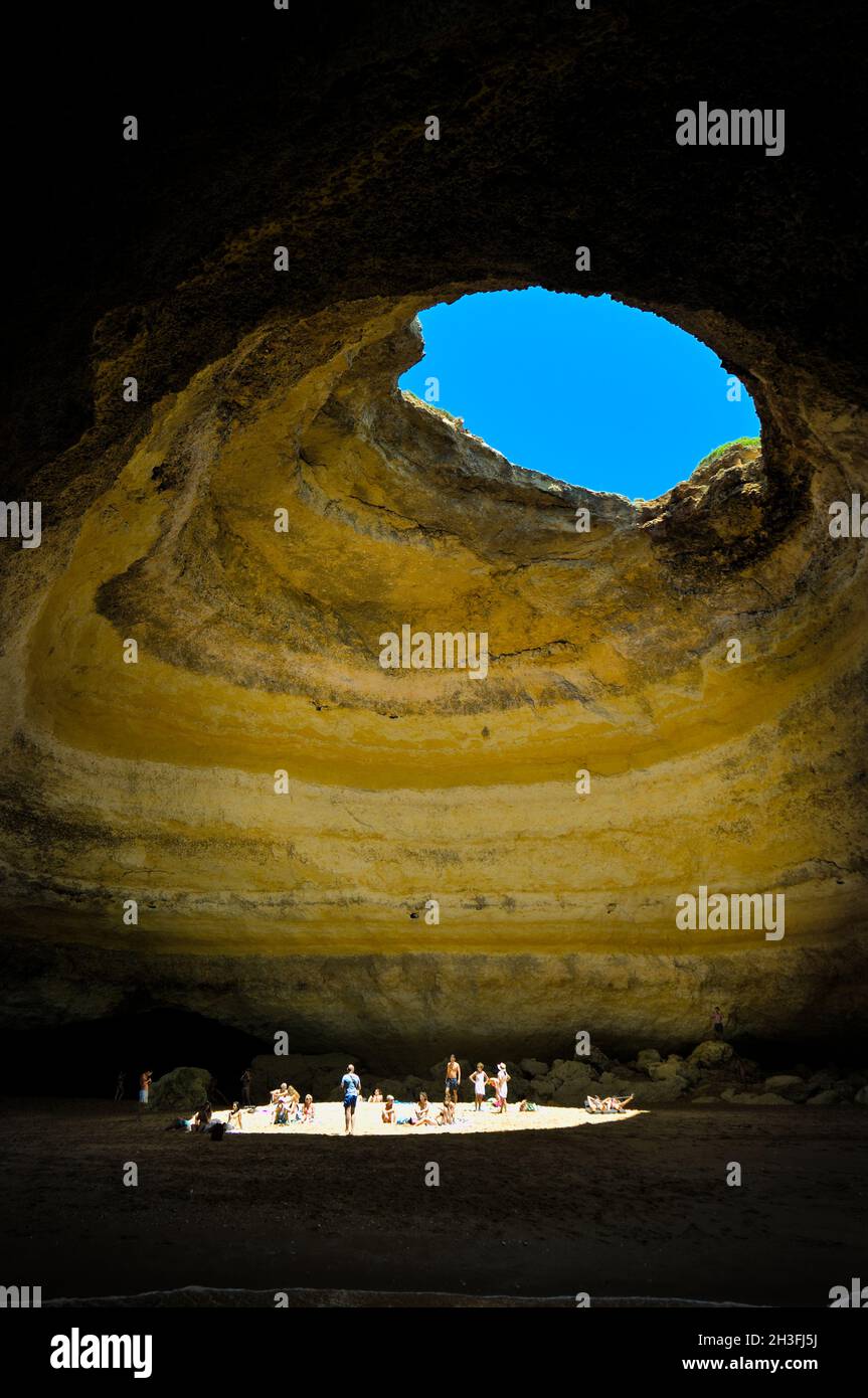 Benagil-Höhle. Berühmtes Naturdenkmal und Touristenattraktion in Lagoa. Algarve, Portugal Stockfoto