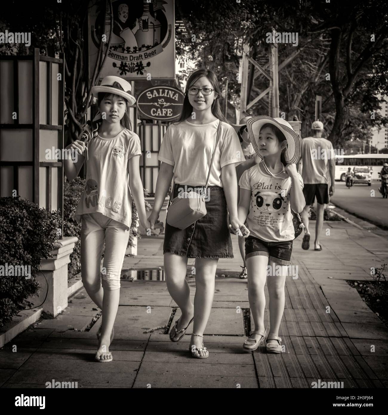 28. Mai, Vietnam, Nha-Trang, Familie von Touristen auf der Straße Stockfoto