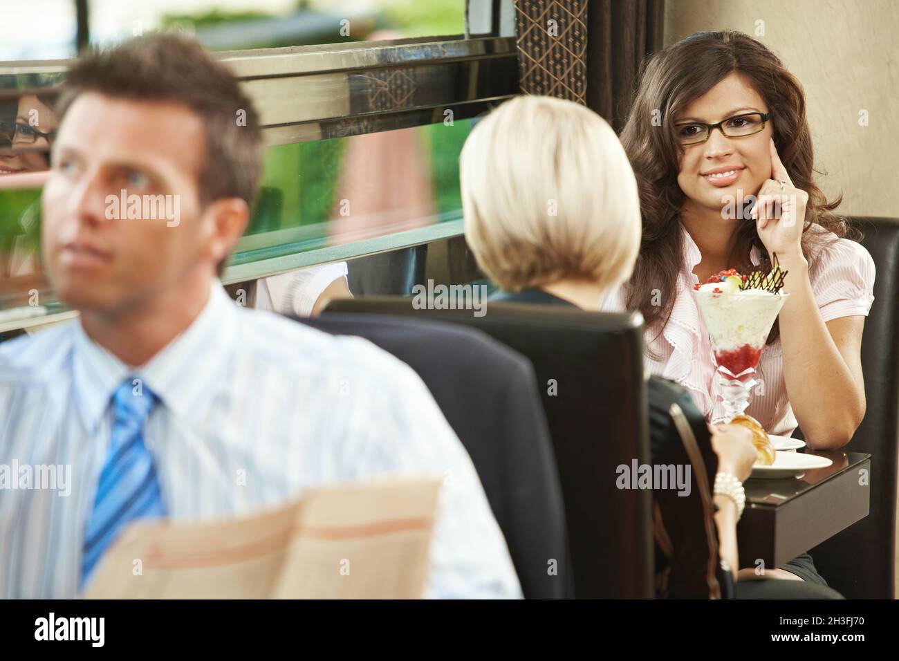 Junge Frauen im café Stockfoto