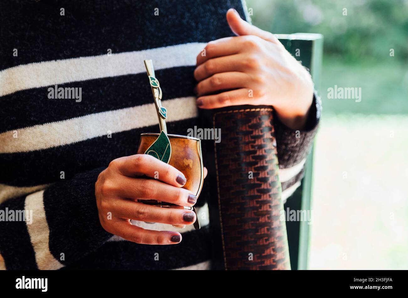 Junge Frau mit einem Mate in der Hand. Mate Tee aus Argentinien. Stockfoto