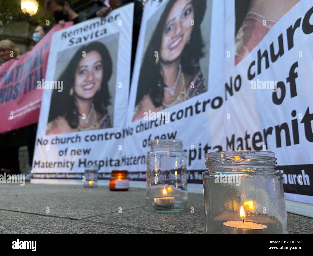 Kerzen bei einer Mahnwache vor dem Dail in Dublin, um neun Jahre seit dem Tod von Savita Halappanavar zu markieren. Bilddatum: Donnerstag, 28. Oktober 2021. Stockfoto