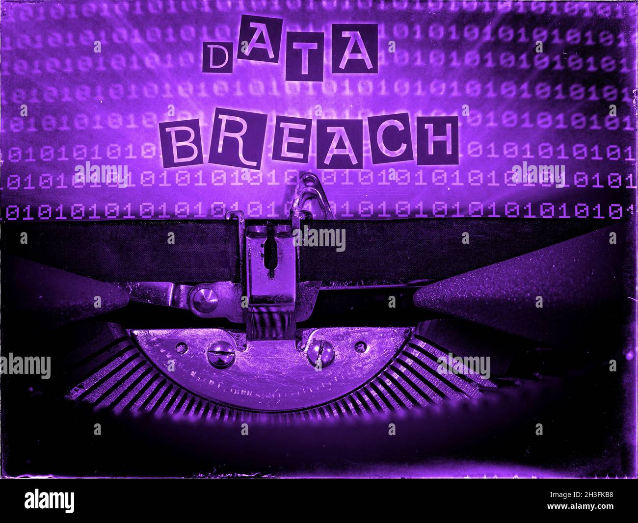 Datenpanne wird auf einer klassischen Schreibmaschine mit einem Binärcode-Hintergrund in einem violetten Ton angezeigt Stockfoto