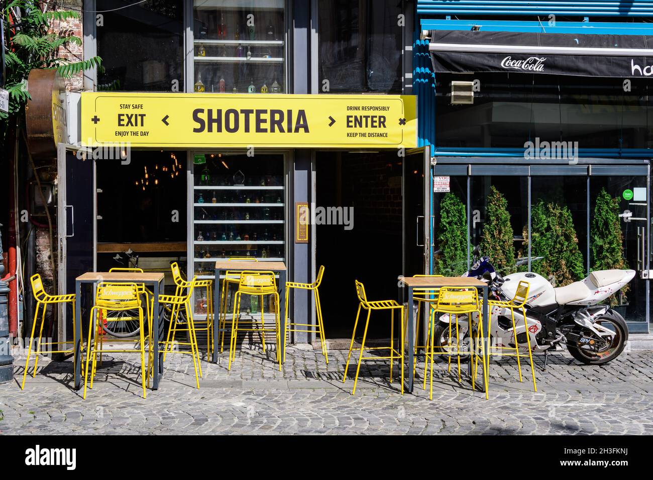 Bukarest, Rumänien - 5. Juni 2021: Alte Gebäude im historischen Zentrum an einem sonnigen Sommertag Stockfoto