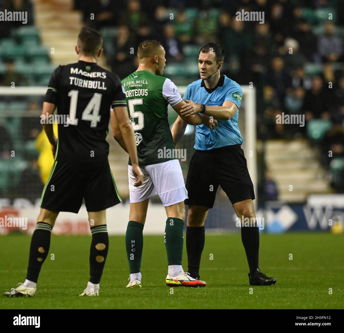 Easter Road, Stadium, Edinburgh, Schottland, Großbritannien. Oktober 21. Hibernian vs Celtic Cinch Premiership Match Schiedsrichter Don Robertson hat Worte mit Hibs Ryan Porteous . . Stockfoto