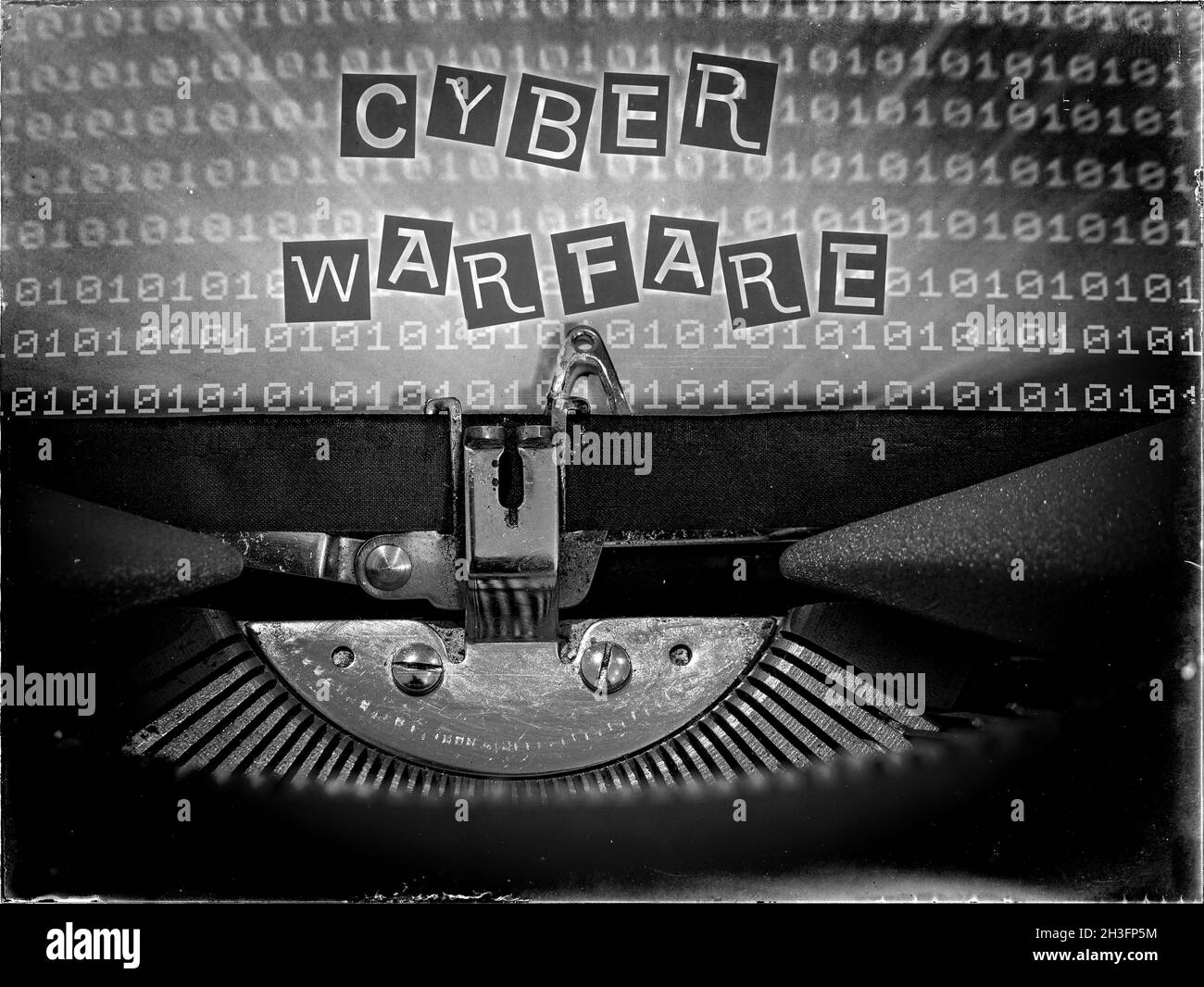 Schreibmaschine, die Cyber Warfare anzeigt Stockfoto