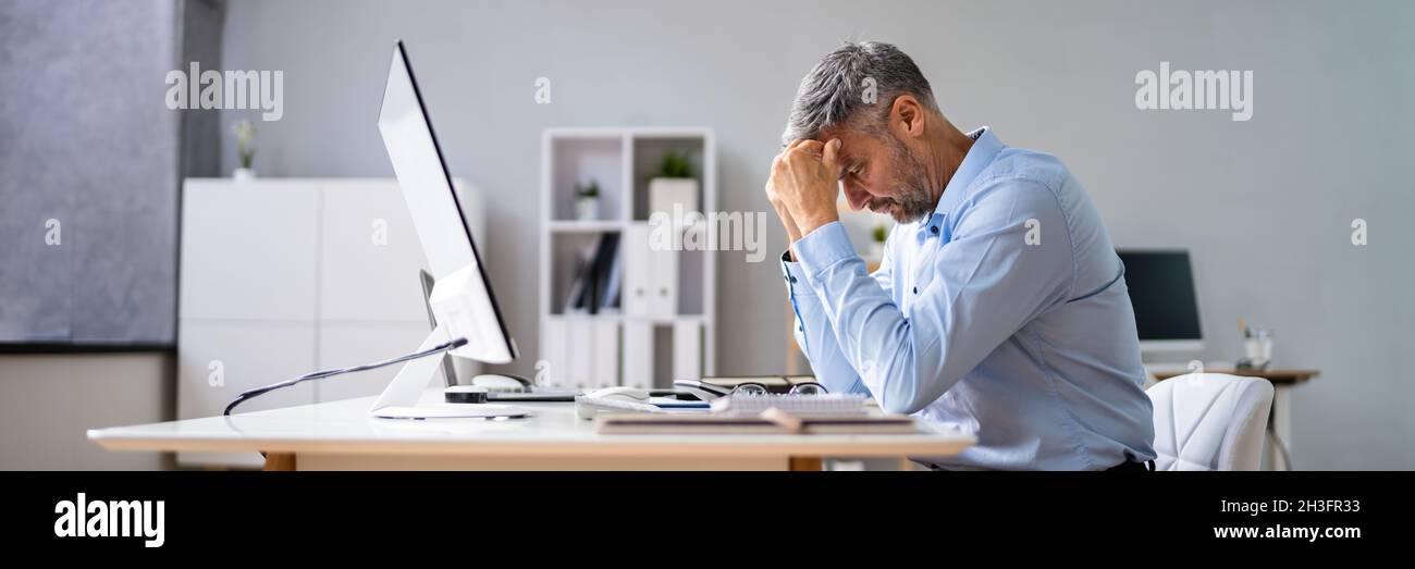 Gestresster Buchhalter Mann Mit Kopfschmerzen Im Büro Stockfoto