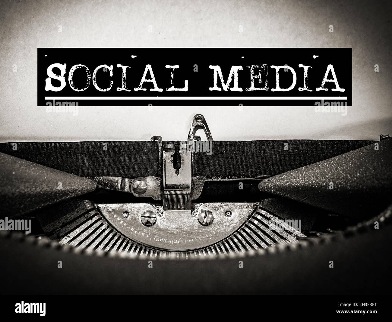 Schreibmaschine mit Social Media angezeigt Stockfoto