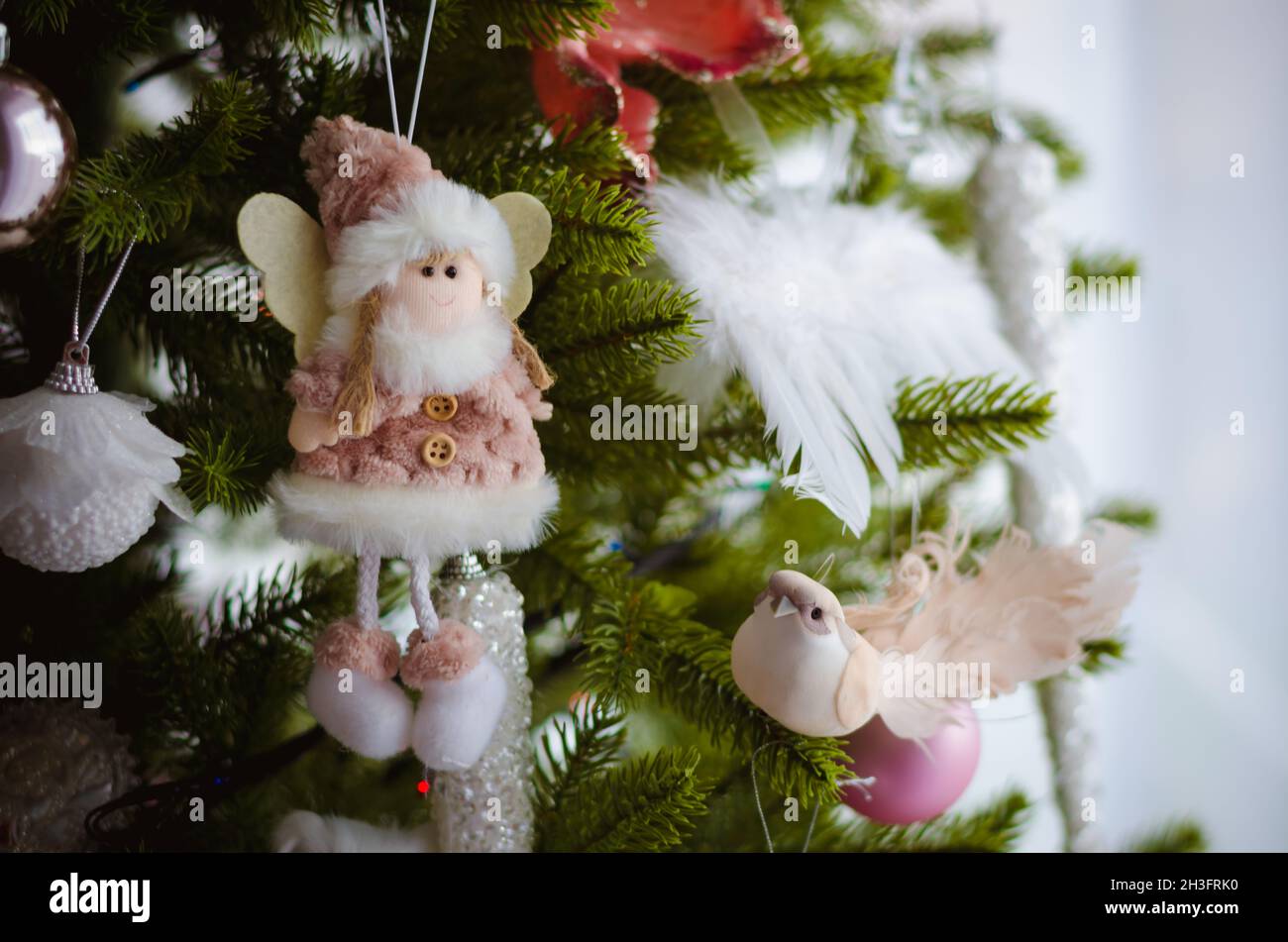 Reiche und elegante weihnachtsschmuck und Dekoration auf Baum, Figuren und Muppets Stockfoto
