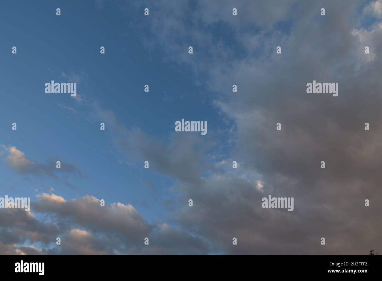 Regenwolke mit blauem Himmel in Aranjuez, Madrid, Spanien Stockfoto