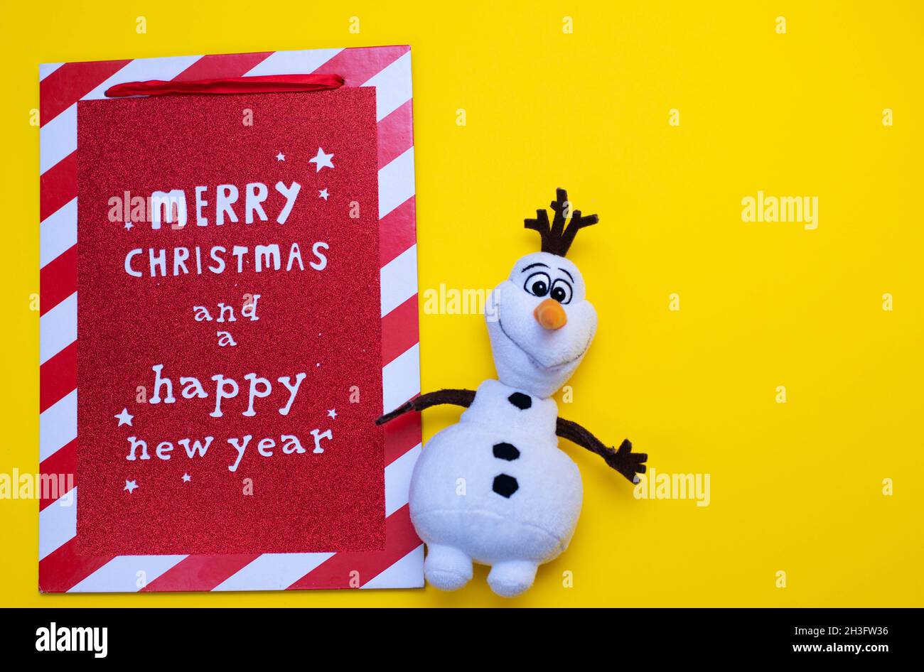 Schriftzug Frohe weihnachten und ein glückliches neues Jahr auf einem roten Holzbrett Stockfoto