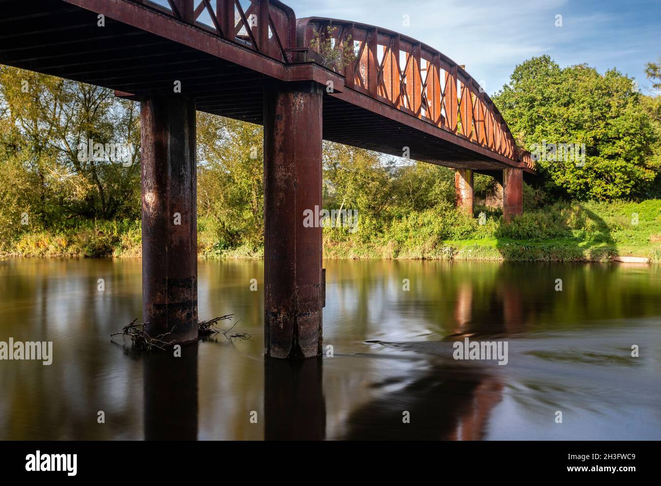 Ehemalige Eisenbahnbrücke (Duke of Beaufort's Bridge) über den Fluss Wye, Monmouth. Trug die Ross und Monmouth Railway, gebaut 1874, Grade ll gelistet. Stockfoto