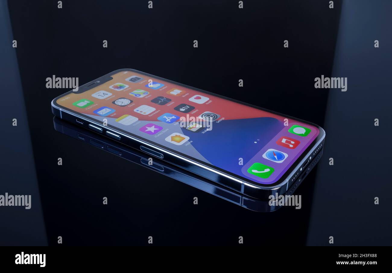 Galati, Rumänien - 14. Oktober 2021: Studioaufnahme des neuen Apple iPhone 12 Pro Max blau auf schwarzem Glas. Isolieren auf schwarzem Hintergrund. Illustrative Leitgewitter Stockfoto