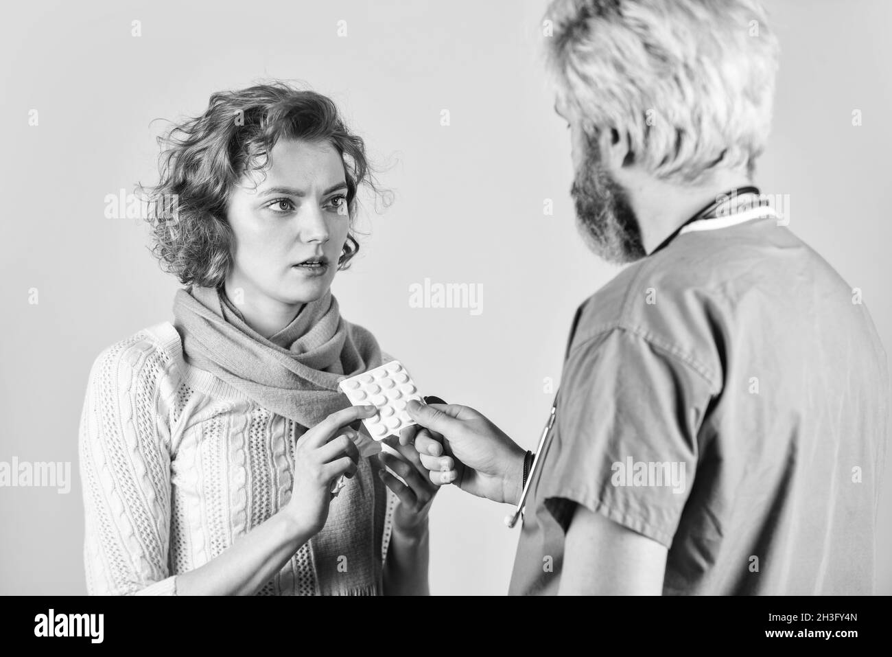 Medikamente werden Ihnen helfen. Gesundheitswesen und Medizin. Arzt und Patient diskutieren Behandlung. Beratung über die Diagnose von Stockfoto