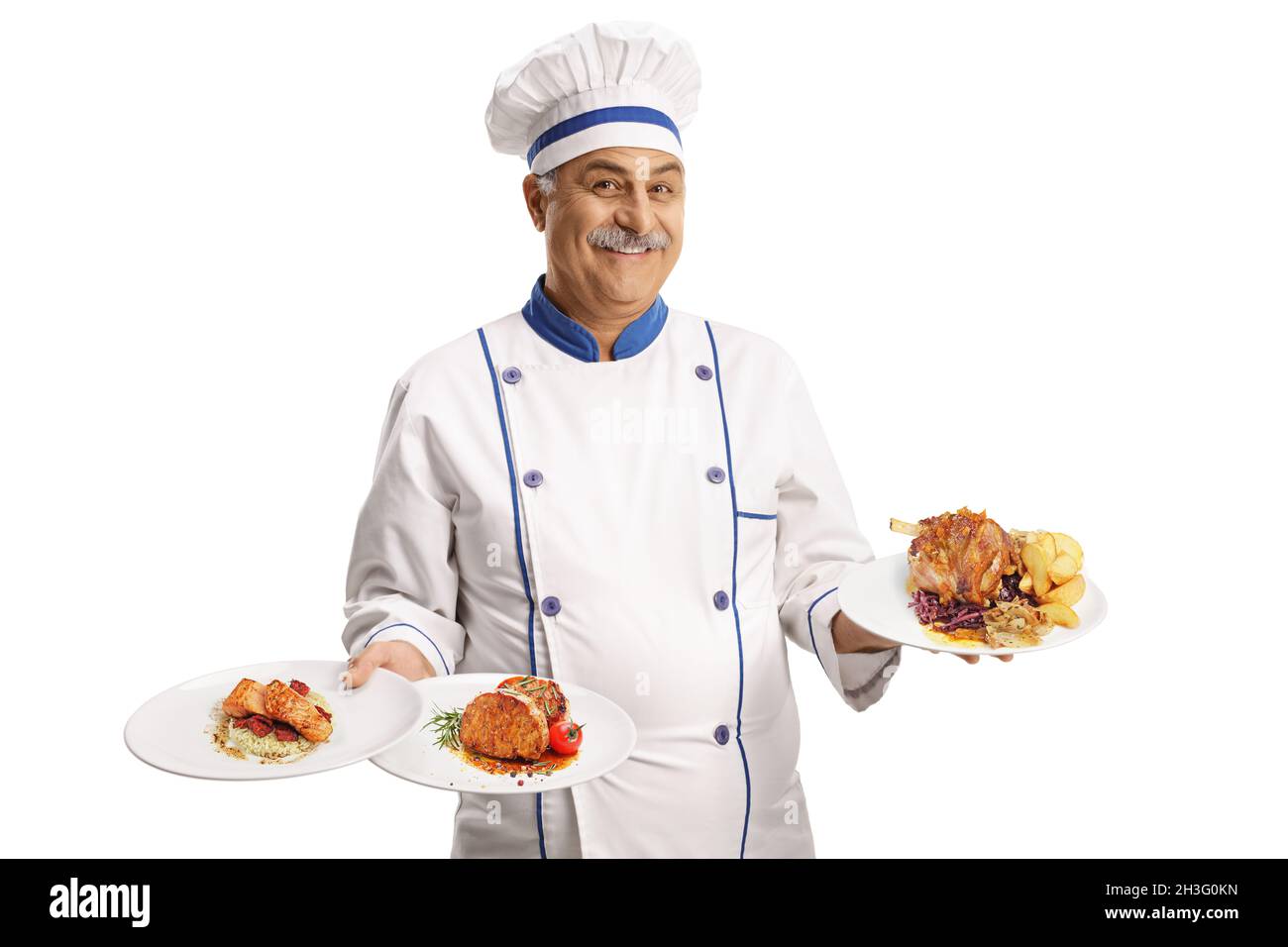 Der fröhliche Koch lächelt und hält drei Teller mit verschiedenen Speisen auf weißem Hintergrund Stockfoto