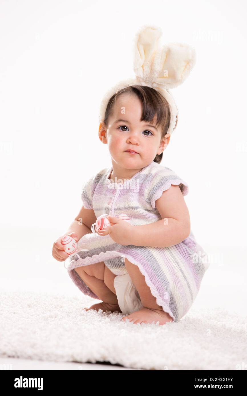 Baby Mädchen mit Hasen Ohren Stockfoto