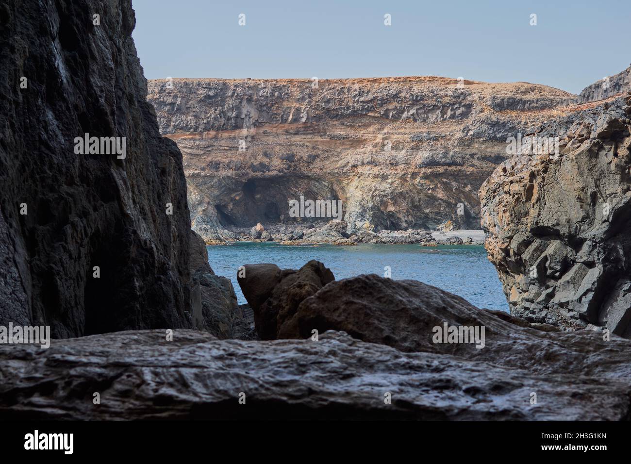 Blick auf das blaue Meer in einer der Ajuy-Höhlen aus Kalkstein und vulkanischen Felsen und Hintergrund weitere Höhlen in Fuerteventura, Kanarische Inseln, S Stockfoto