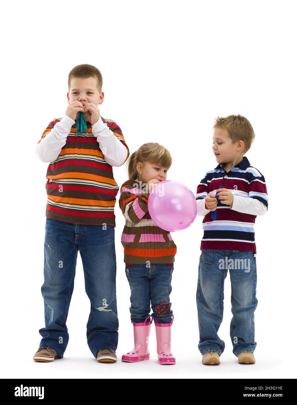 Kinder spielen mit Spielzeugballon Stockfoto