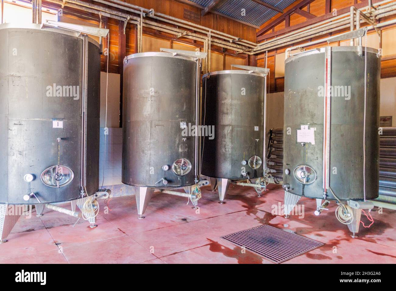 INLE, MYANMAR - 27. NOVEMBER 2016: Metallische Fässer des Red Mountain Estate Vinery in der Nähe des Inle Lake, Myanmar Stockfoto