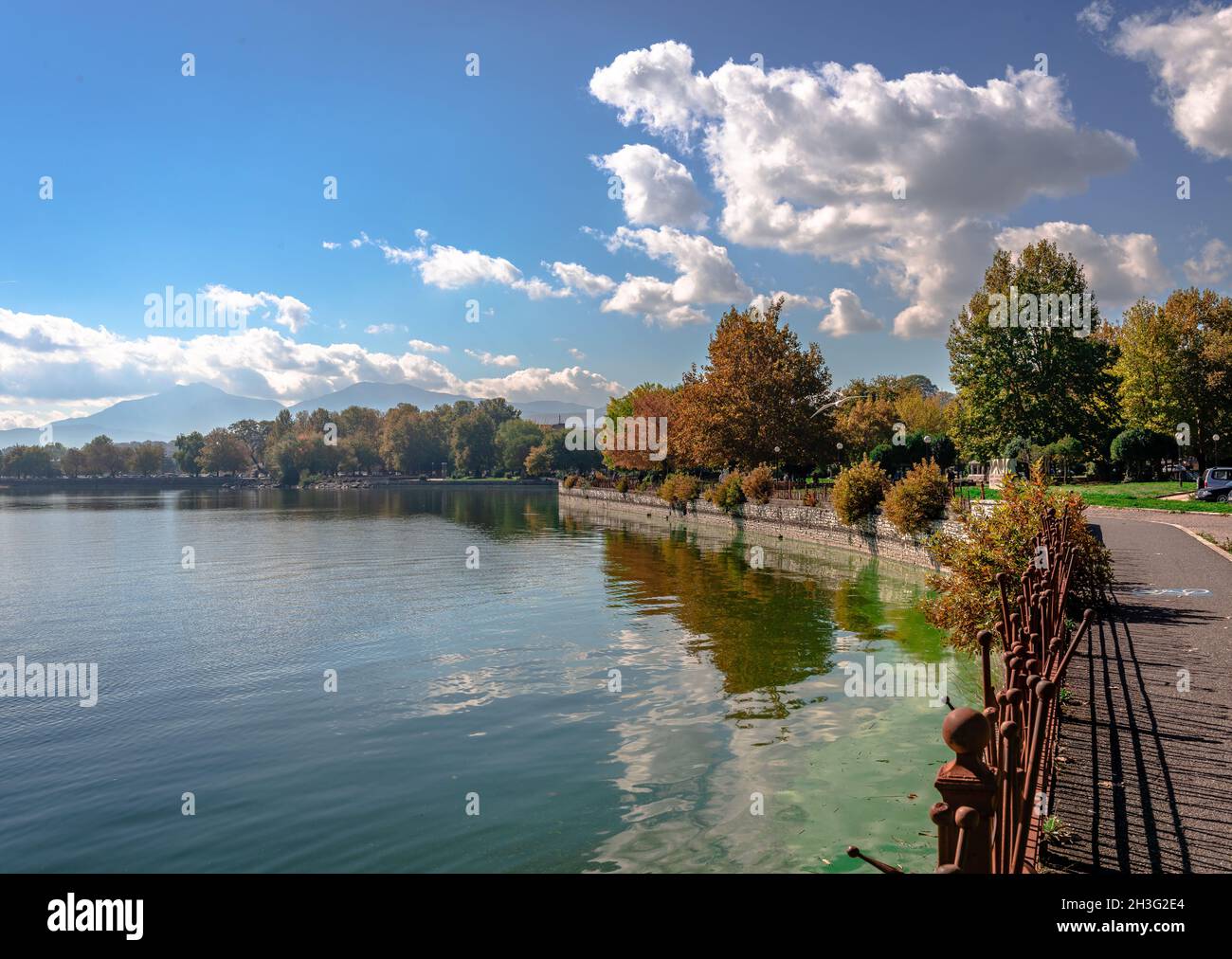 Ioannina, Griechenland - Oktober 22 2021: Blick auf die Uferpromenade an einem sonnigen Herbsttag. Stockfoto