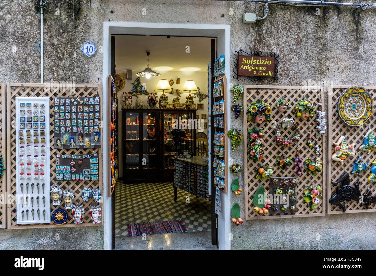 Einer der vielen Kunsthandwerksläden, die in den engen Gassen von Erice in Sizilien, Italien, leben. Stockfoto