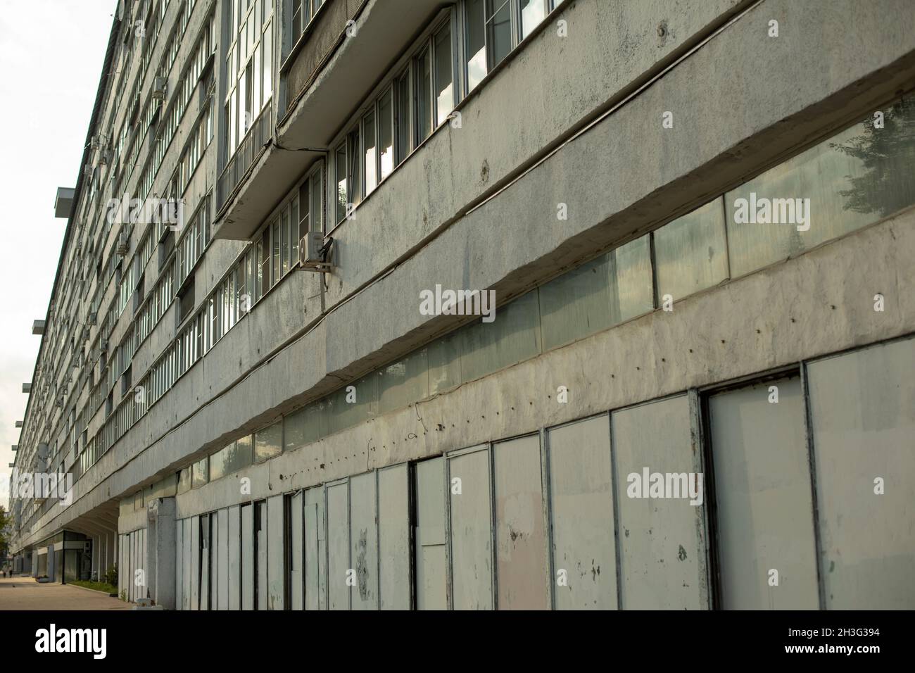 Das Ergebnis der Schließung von Geschäften. Graue Farbe auf dem Glas. Stockfoto