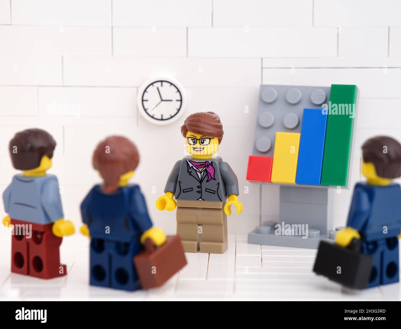 Tambow, Russische Föderation - 16. Oktober 2021 Lego Business Person minifiguren mit einem Treffen und Diskussion von Grafiken, die die Ergebnisse ihrer suc Stockfoto