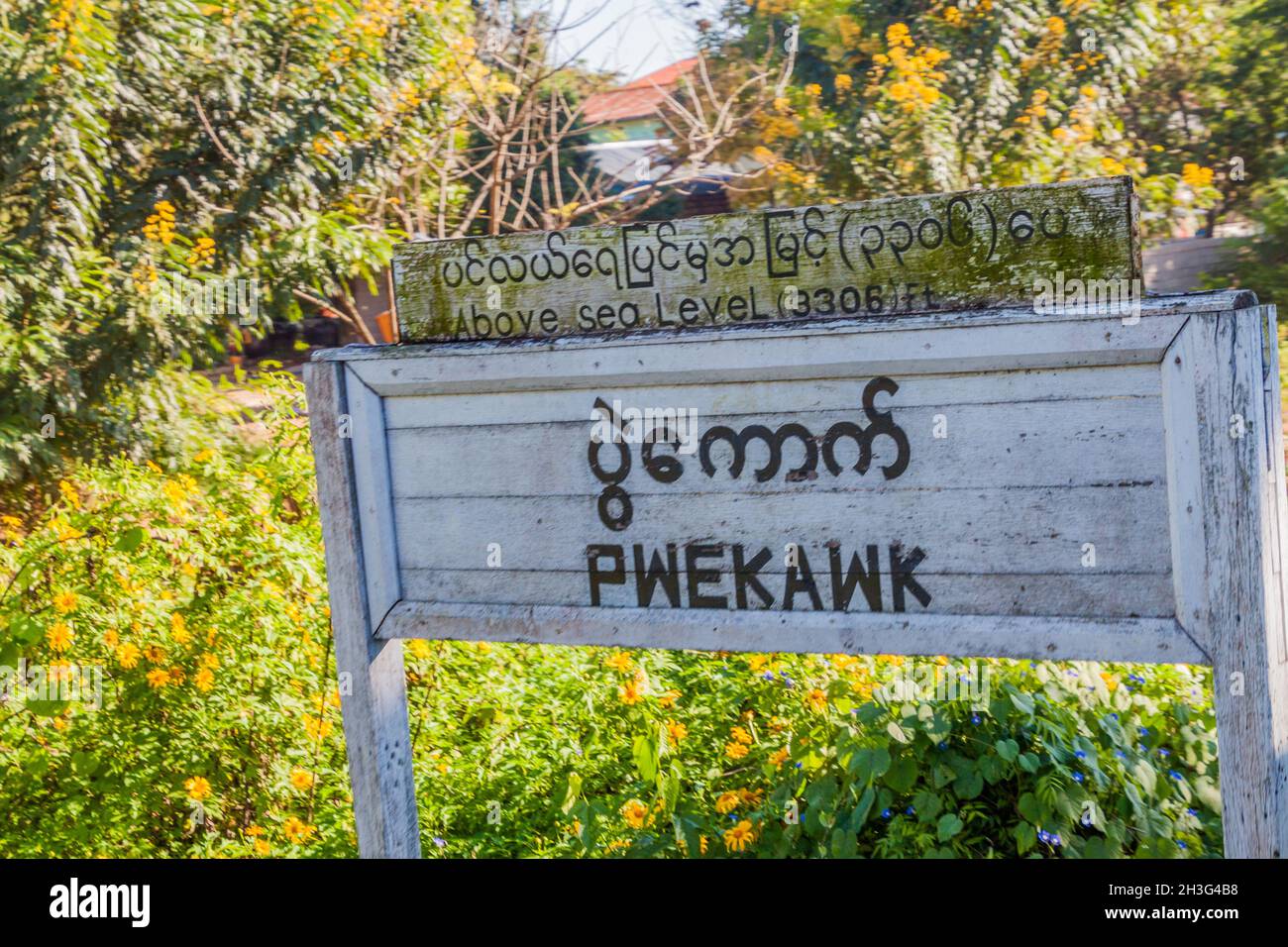 Schild am Bahnhof Pwe Kauk Pwekawk, Myanmar Stockfoto