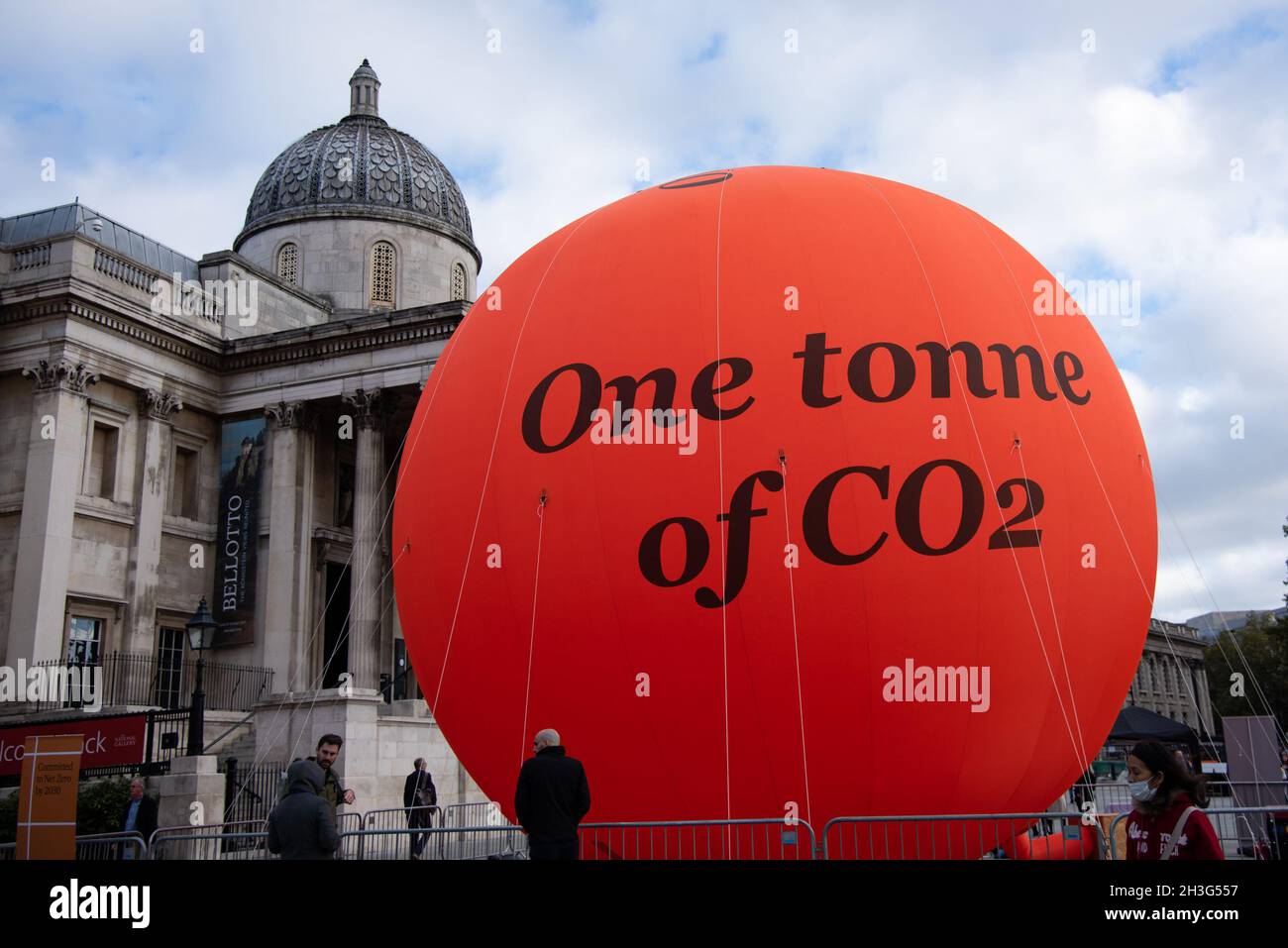 London, Großbritannien. Oktober 2021. Am Trafalgar Square wird vom Westminster City Council und PwC vor der COP26 eine große Kohlenstoffblase installiert. Es ist dringend notwendig, das Bewusstsein für den Klimawandel zu schärfen und die CO2-Emissionen zu reduzieren. Kredit: SOPA Images Limited/Alamy Live Nachrichten Stockfoto