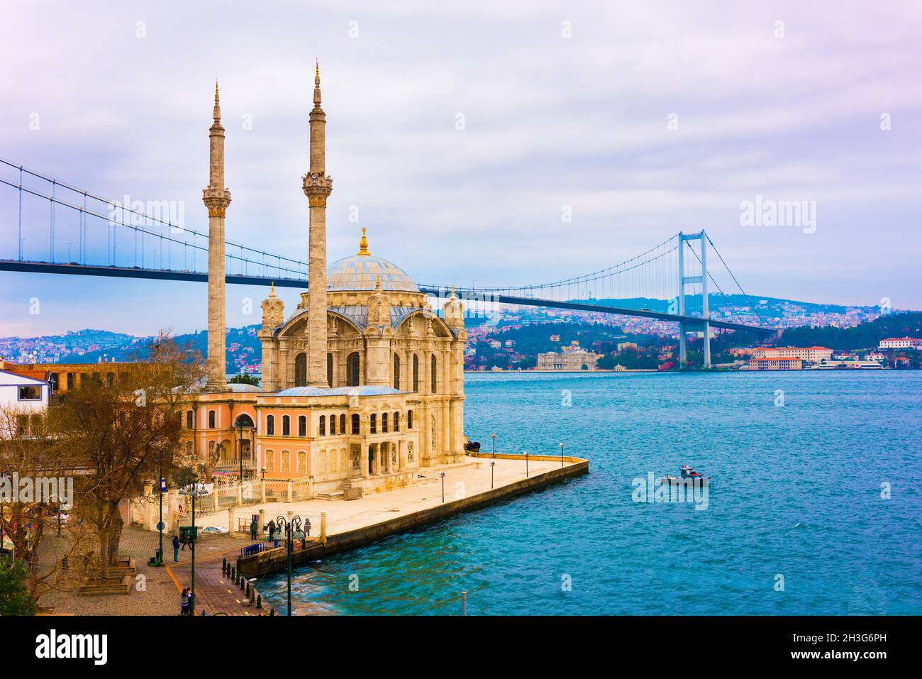 ISTANBUL, TÜRKEI. Wunderschöne Istanbuler Landschaft in Ortakoy. Istanbul Bosporus-Brücke und Ortakoy-Moschee. Stockfoto