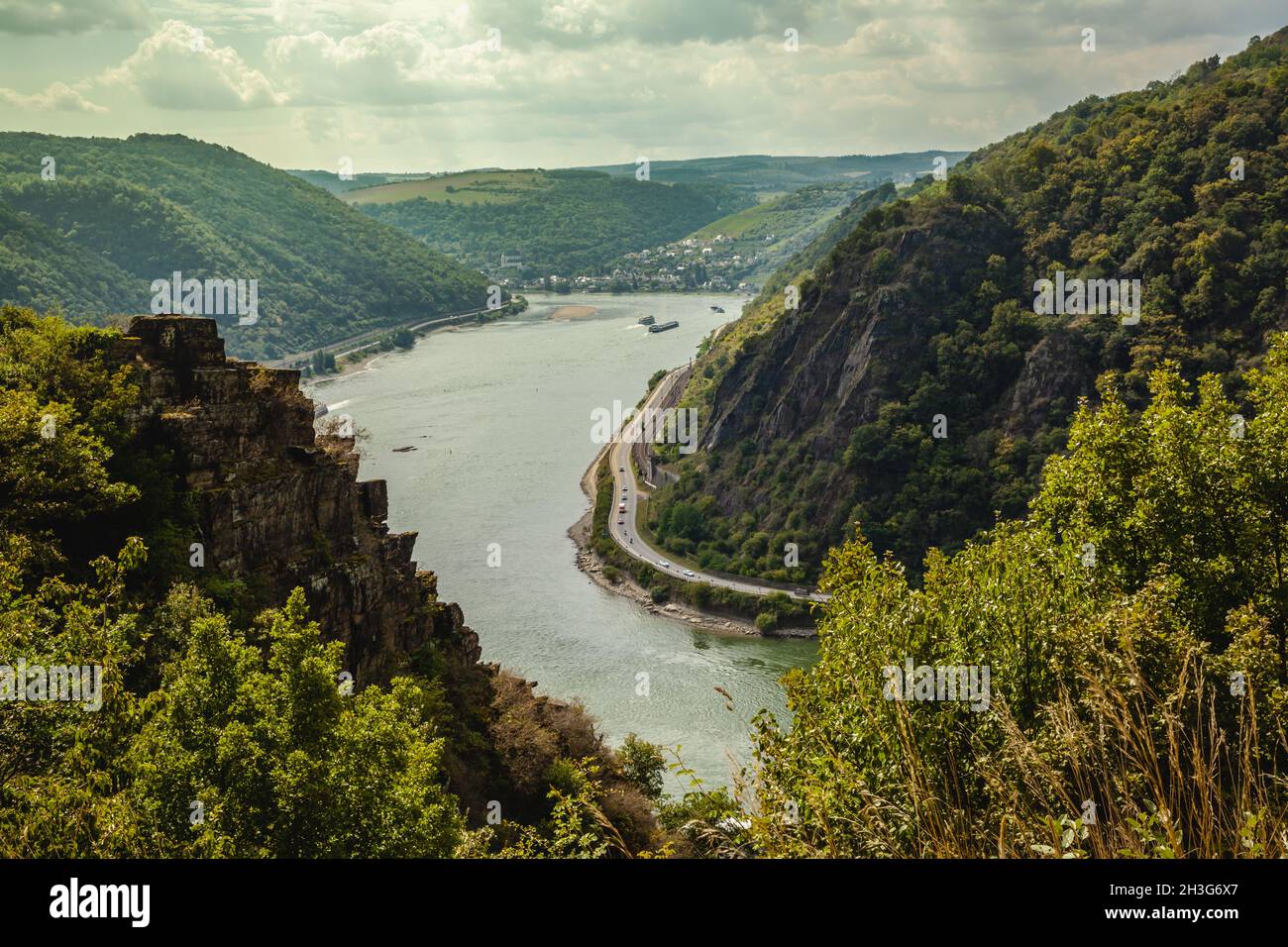 Blick auf das Rheintal und den Spitznackblick steiler Fels Stockfoto