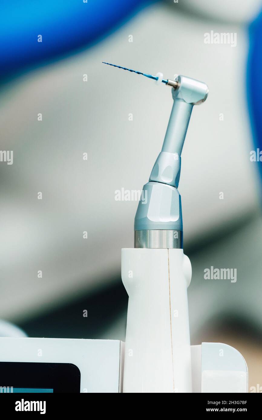Zahnärztliche Ausrüstung in der Zahnarztpraxis für Wurzelbehandlung. Nahaufnahme, Endomotor. Stockfoto