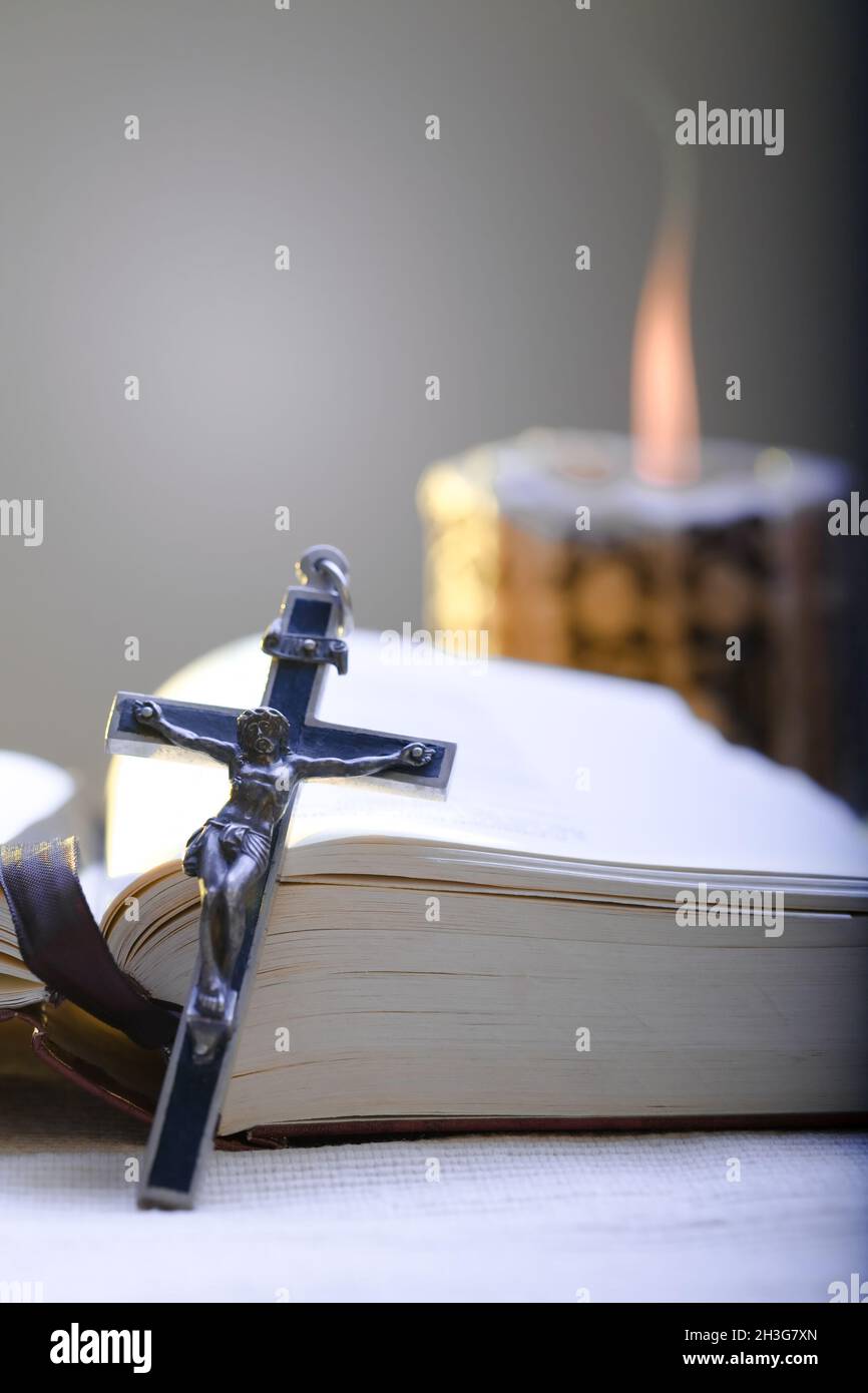 Kreuz und Heilige Bibel Stockfoto
