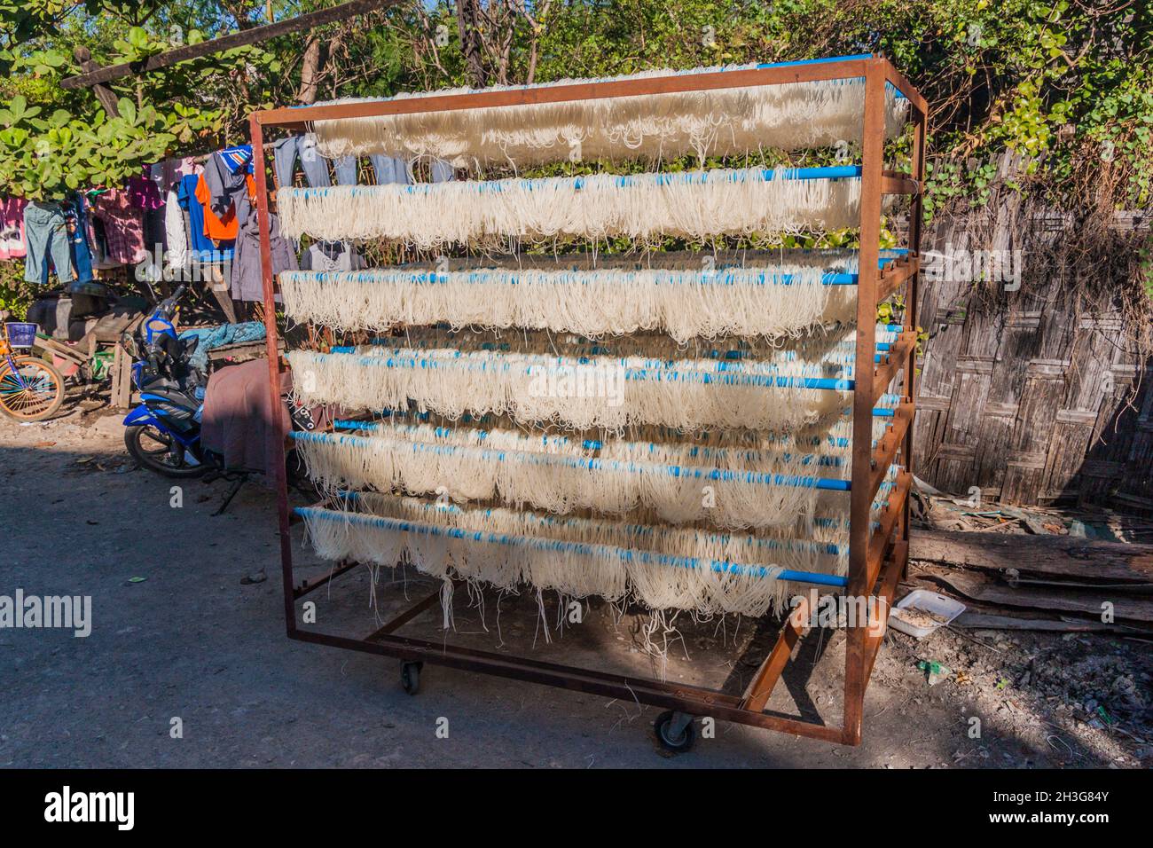 Trocknung von Nudeln in Mandalay, Myanmar Stockfoto