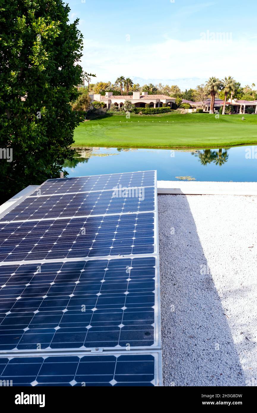 Stromerzeugung auf dem Dach von Solarzellen in Indian Wells, Kalifornien Stockfoto