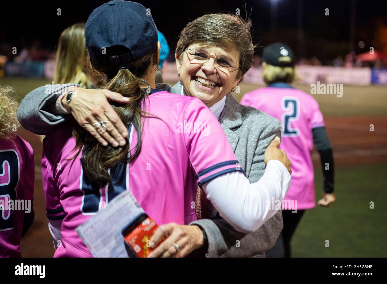 USA - 27. OKTOBER: House Chaplain Margaret G. Kibben begrüßt eine Spielerin während des Congressional Women's Softball-Spiels, bei dem die Kongressabgeordneten am Mittwoch, den 27. Oktober 2021, im Watkins Recreation Center auf dem Capitol Hill gegen weibliche Journalisten antreten. Die Presse setzte sich 5 durch (Foto von Tom Williams/CQ Roll Call/Sipa USA) Stockfoto
