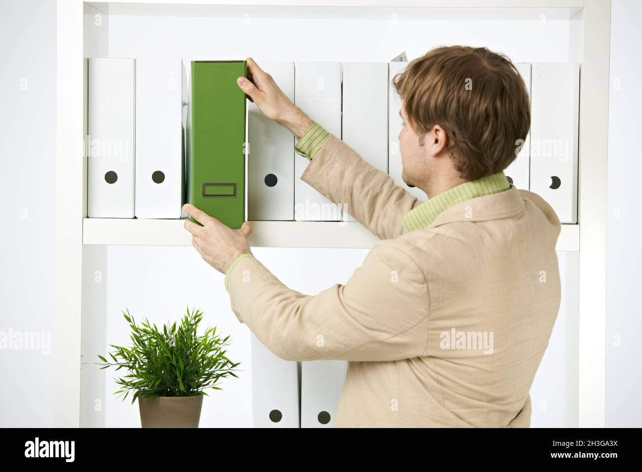 Junger Umweltschützer mit grünem Ordner Stockfoto