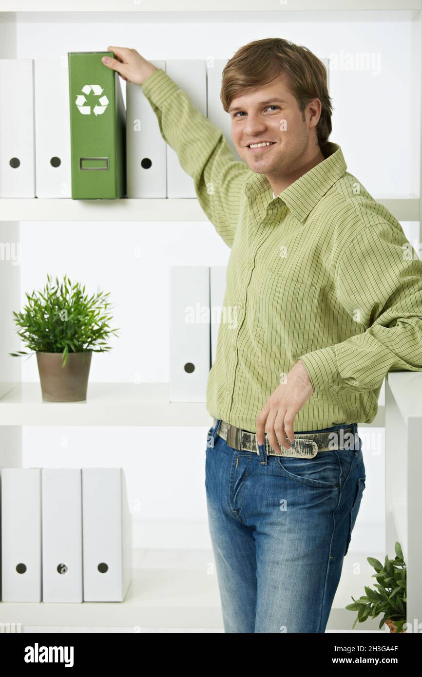 Junger Mann im grünen Büro Stockfoto