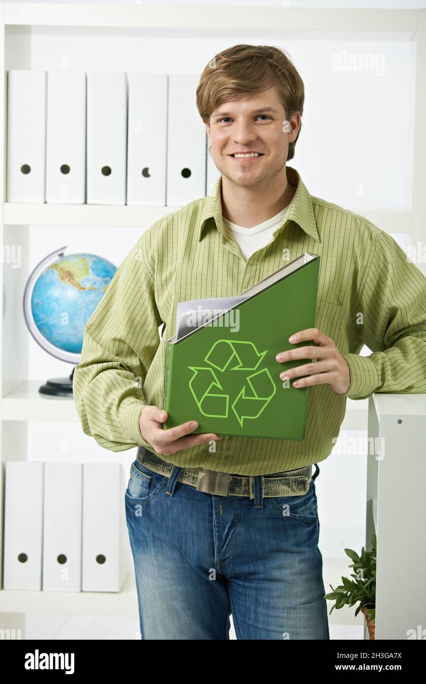 Junger Mann mit grünem Ordner Stockfoto