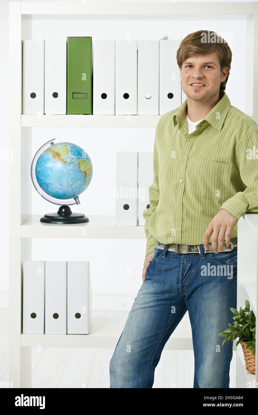 Junger Mann im grünen Büro Stockfoto