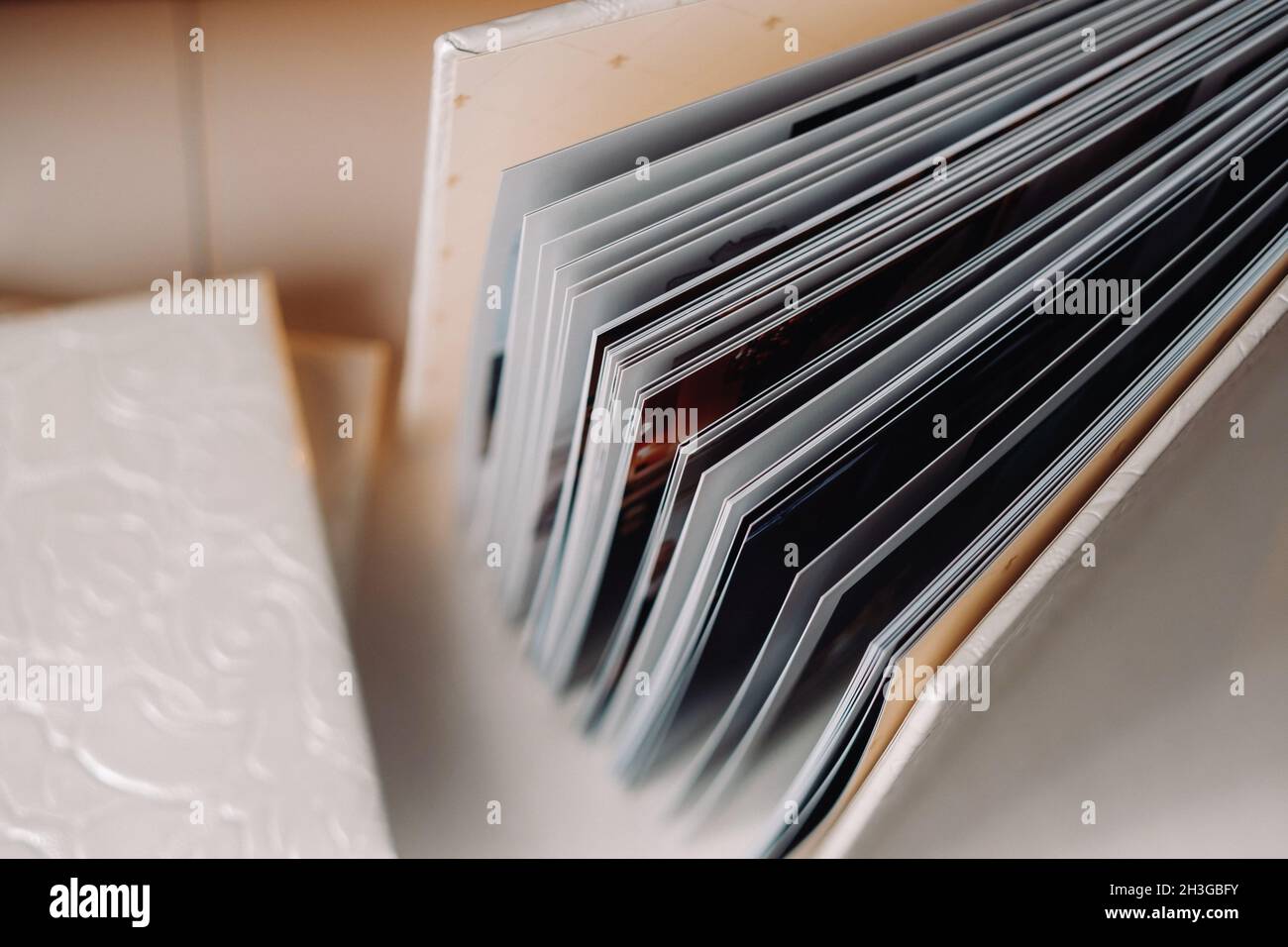 Komposition von Fotobüchern aus echtem weißem Leder. Fragment einer Fotobuch-Bindung. Stockfoto