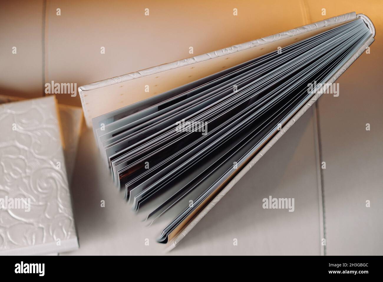 Komposition von Fotobüchern aus echtem weißem Leder. Fragment einer Fotobuch-Bindung. Stockfoto