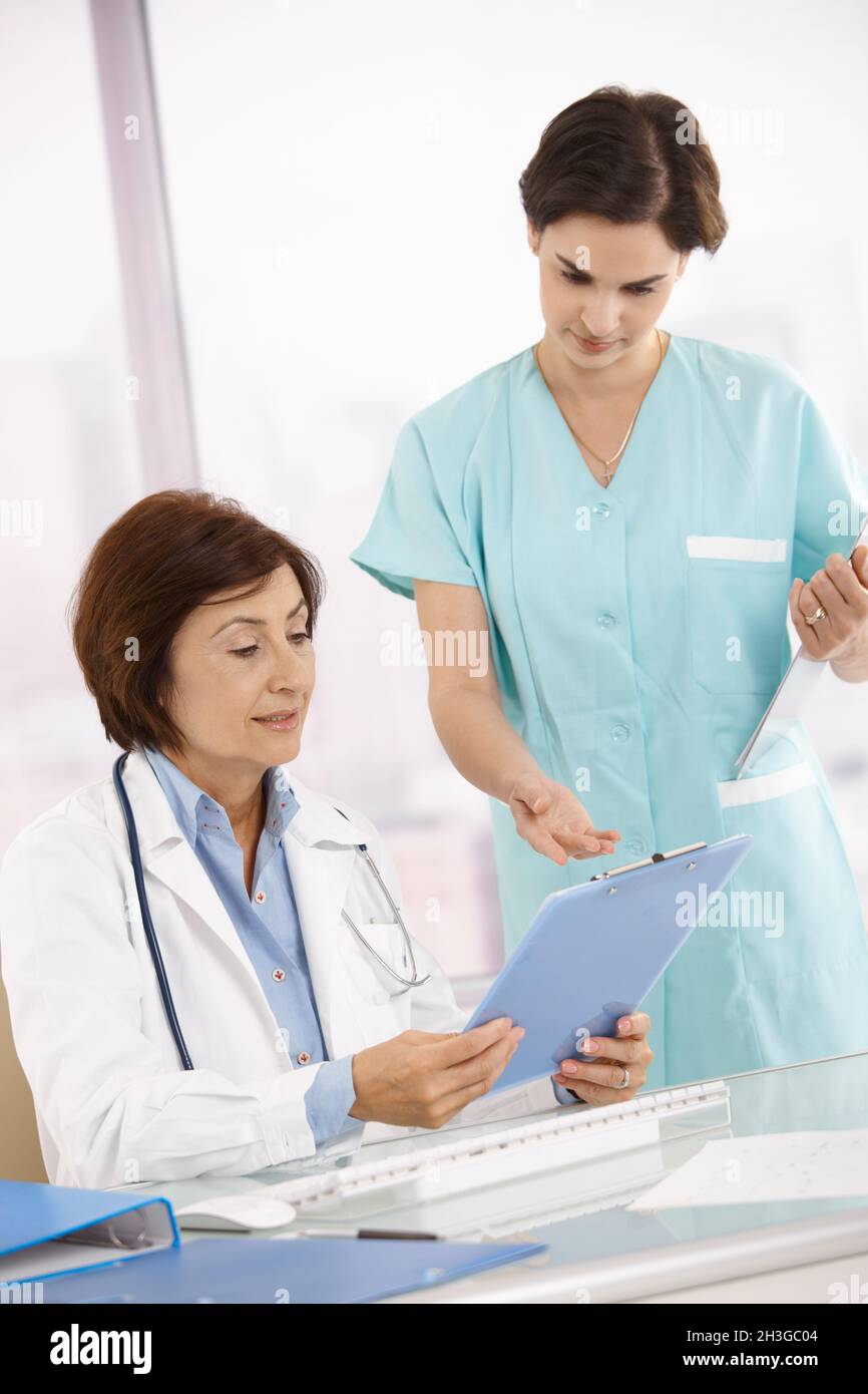 Arzt und Assistent besprechen die Arbeit Stockfoto