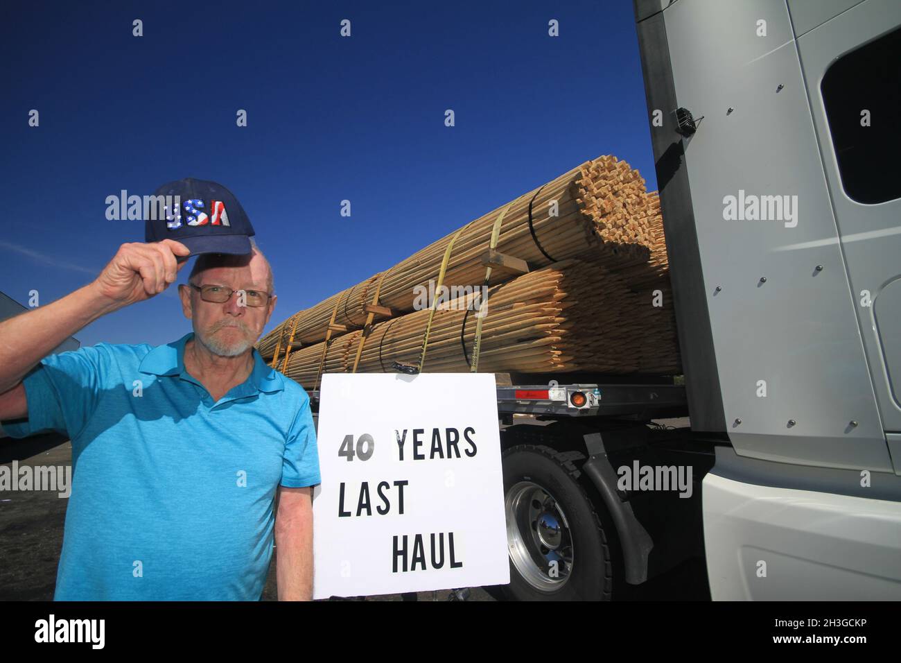 Der weltweite Mangel an Lkw-Fahrern führt zu einem Rückstand der Frachtgüter. LKW-Fahrer treiben Fracht an, die die Lieferkette füllt, ein Mangel an Fahrer verursacht Rückstand Stockfoto