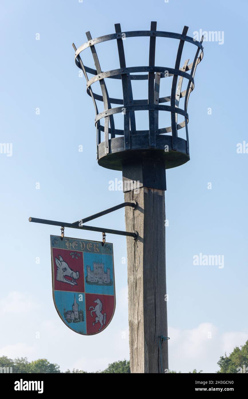 Feuerkorb mit Dorfschild, Hever Road, Hever, Kent, England, Vereinigtes Königreich Stockfoto