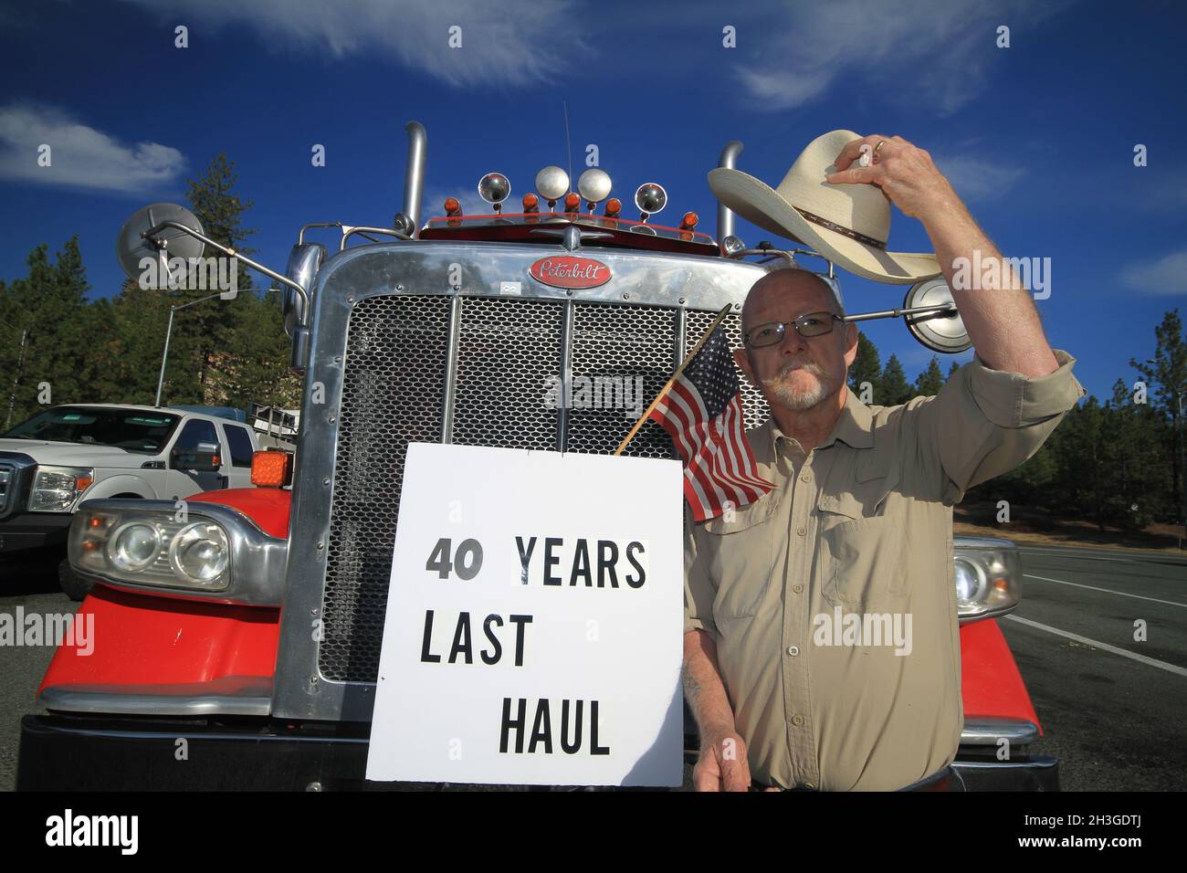 Der weltweite Mangel an Lkw-Fahrern führt zu einem Rückstand der Frachtgüter. LKW-Fahrer treiben Fracht an, die die Lieferkette füllt, ein Mangel an Fahrer verursacht Rückstand Stockfoto