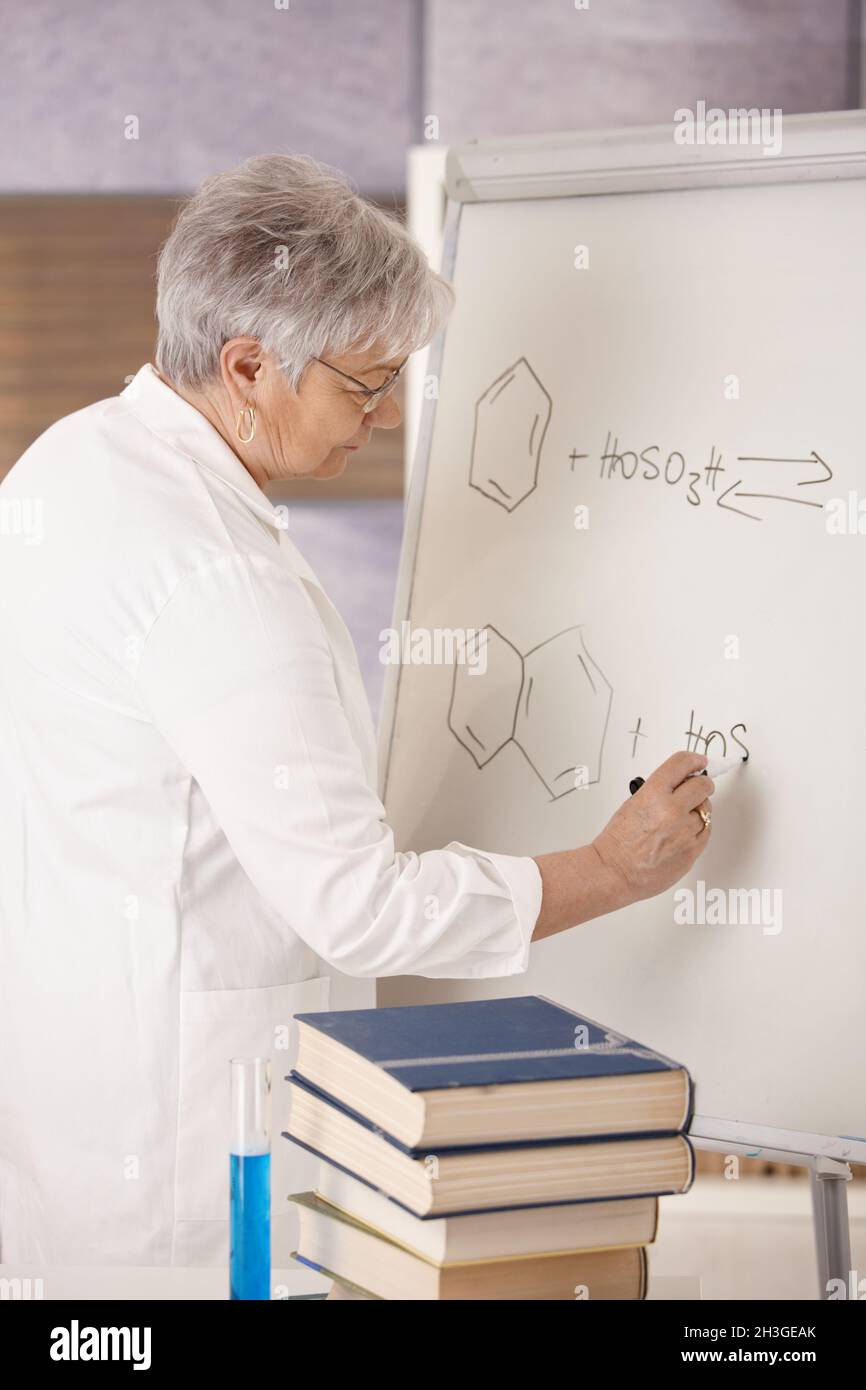 Oberlehrer, der molekulare Formeln zeichnet Stockfoto