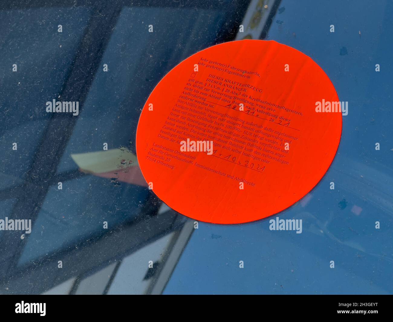Aufkleber auf einer windschutzscheibe -Fotos und -Bildmaterial in hoher  Auflösung – Alamy