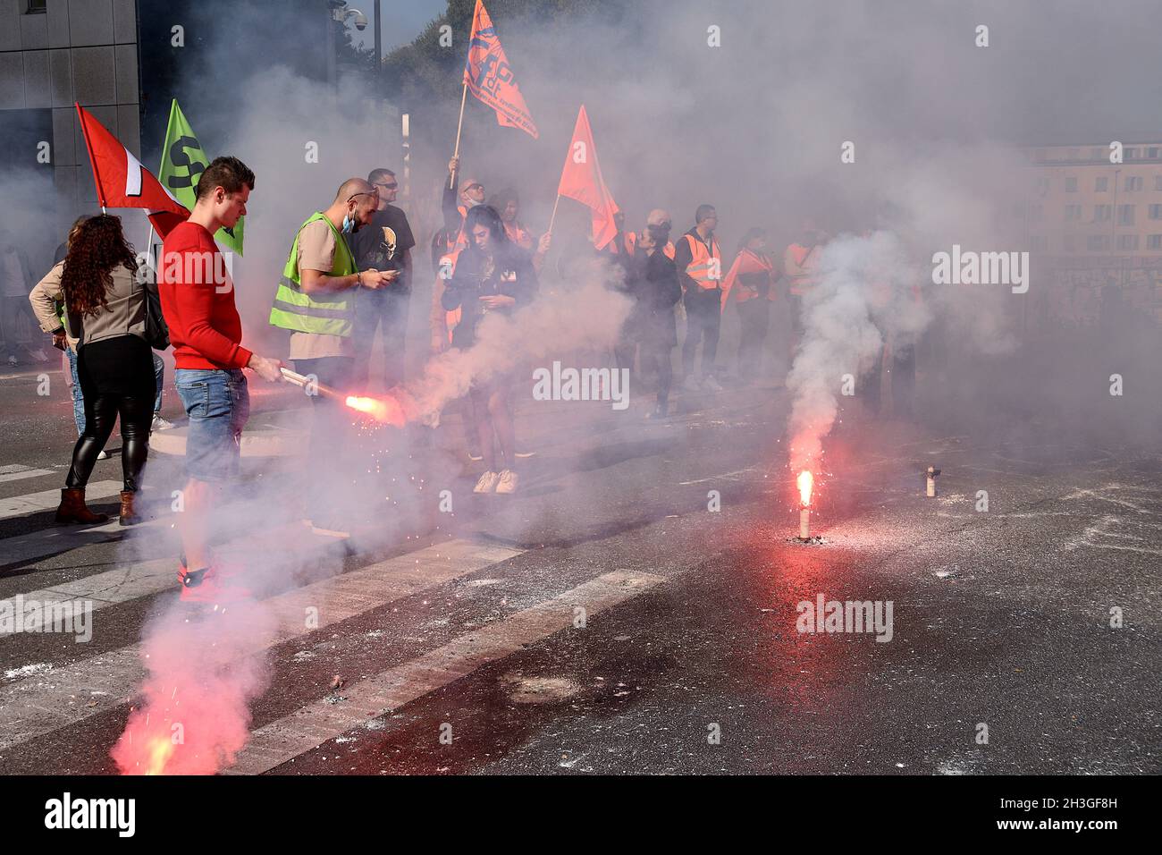 Demonstranten brennen während der Demonstration Fackeln. Die von den französischen Gewerkschaften Workers' Force (Force Ouvriere/FO), dem französischen Demokratischen Gewerkschaftsbund (Confederation Francaise Democratique du Travail/CFDT) und Sud Rail (Solidaires Unitaires Democratiques) einberufen wurden, SNCF-Mitarbeiter nahmen an einer Demonstration vor dem Votum der Regionalversammlung Provence-Alpes-Cote d'Azur (PACA) Teil, die entscheiden wird, wer die Regional Express Train (TER)-Strecke zwischen Marseille und Nizza betreibt. Die Übernahme der Bahnlinie durch den französischen privaten Bahnbetreiber Transdev ist ausgeschlossen. Stockfoto